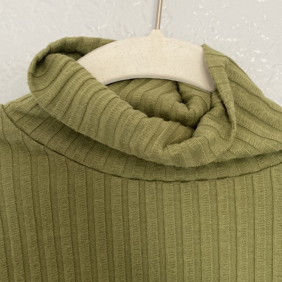 Hunter Green Turtleneck Crop Top - Picture 2 of 3